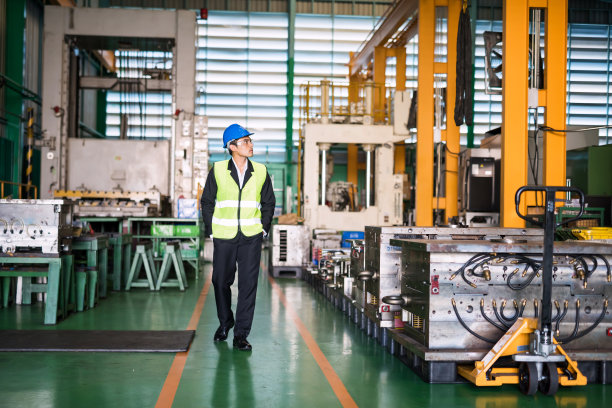 商人检查工厂设备图片下载