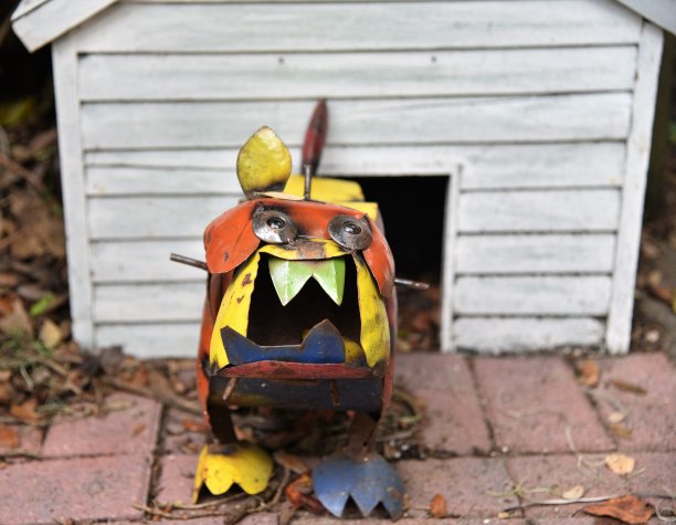 保卫房子的金属斗牛犬雕像图片下载