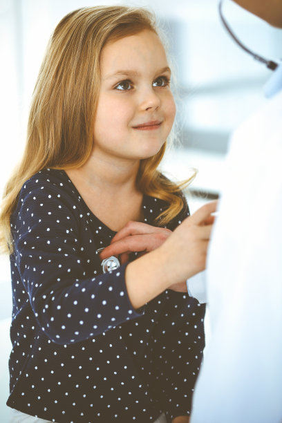 医生用听诊器检查儿童患者。可爱的女婴在医生处就诊。医学概念。色调照片图片下载