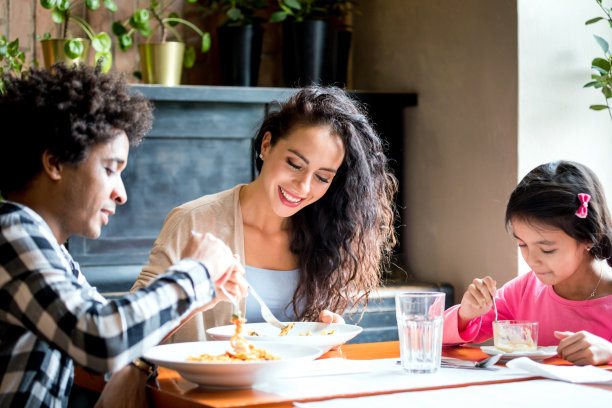 快乐的非裔美国家庭一起在餐厅吃午餐，玩得很开心图片下载
