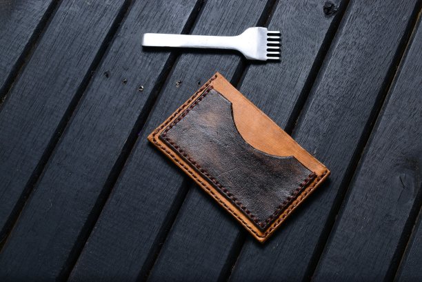 皮革钱包和刺皮革工艺熨斗木制背景图片下载