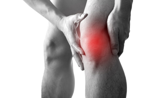 黑白照片：膝盖疼痛，男子扶膝站立，健康概念图片下载