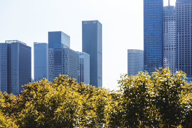 智能建筑城市景观与智能手机图片下载