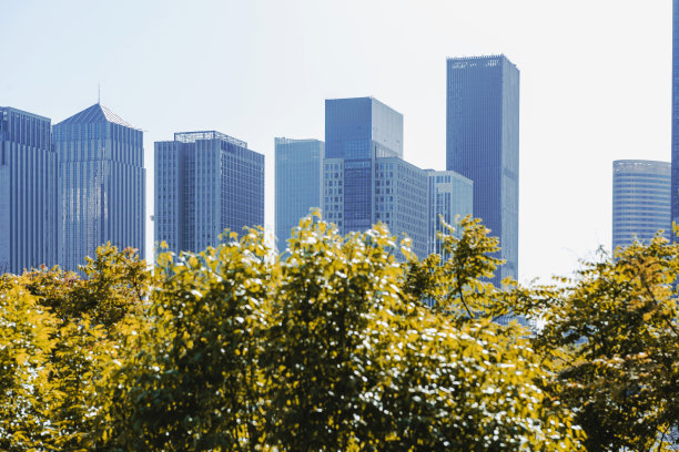 智能建筑城市景观与智能手机图片下载