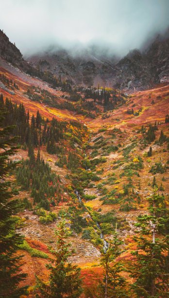 暴风雨中破浪图片下载