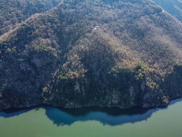 位于里贝拉萨克拉的圣克里斯汀娜老修道院图片下载