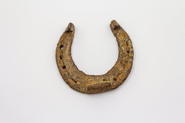 铸铁金属马蹄铁孤立在白色背景上。好运的象征，圣帕特里克节的概念，马配件图片下载