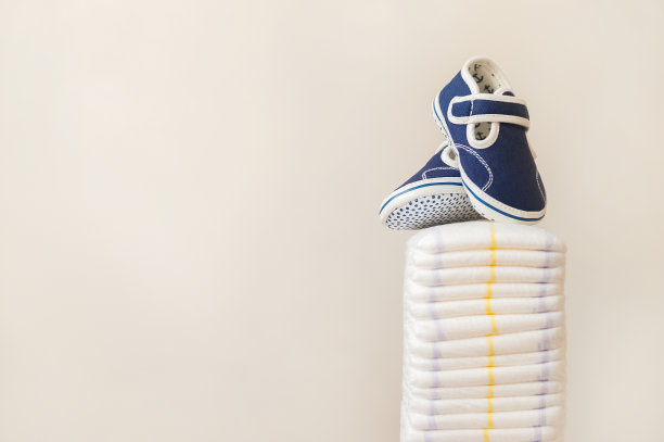 很多尿布和婴儿鞋。新生儿、尿布、生态。图片下载