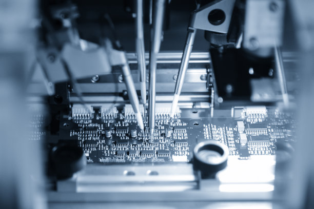 主板流水线操作由机器人系统控制，由计算机程序控制。图片下载