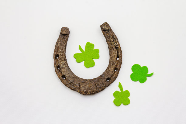 铸铁金属马蹄铁孤立在白色背景上。好运的象征，圣帕特里克节的概念，马配件图片下载