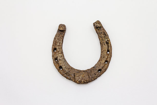 铸铁金属马蹄铁孤立在白色背景上。好运的象征，圣帕特里克节的概念，马配件图片下载