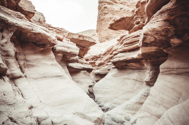 以色列埃拉特南部山区的红峡谷美丽的砂岩悬崖。——图片图片下载