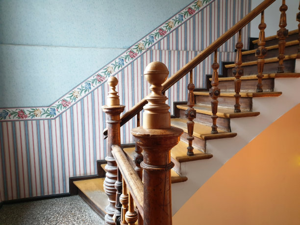 走廊楼梯间里的老式木梯图片下载