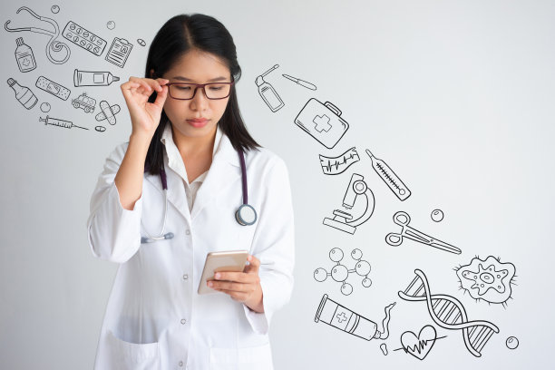 有针对性的实习生使用手机手绘医疗草图图片下载