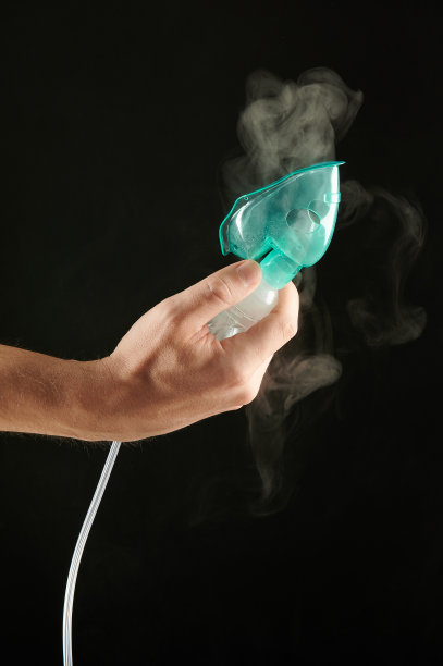 手里拿着一个吸入器面罩图片下载