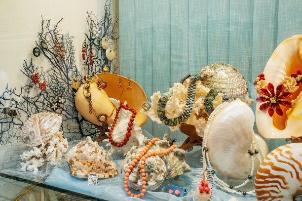 展示贝壳和珍珠母的产品。这家商店出售珠子、手链和耳环图片下载
