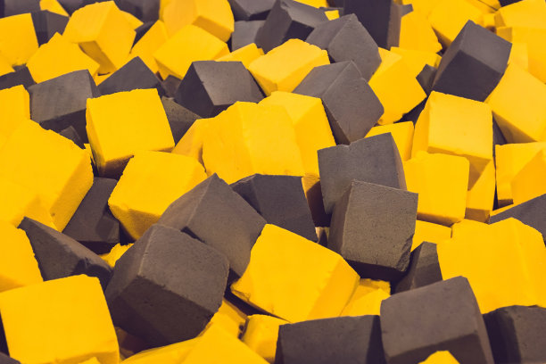 在蹦床中心的操场上，五颜六色的泡沫立方体图片下载