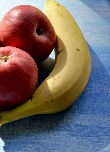 木头背景上的苹果和香蕉图片下载