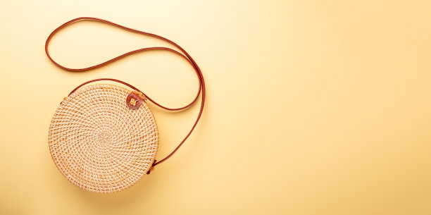 黄色背景上的藤编包：夏季度假概念，扁平风格，顶部视角，复制空间图片下载