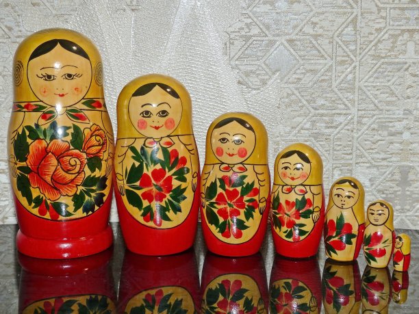 俄罗斯木制折叠娃娃，里面有小一些的娃娃。谢苗诺夫斯卡娅·俄罗斯套娃全身涂得很亮，头发乌黑，头上戴着手帕。图片下载