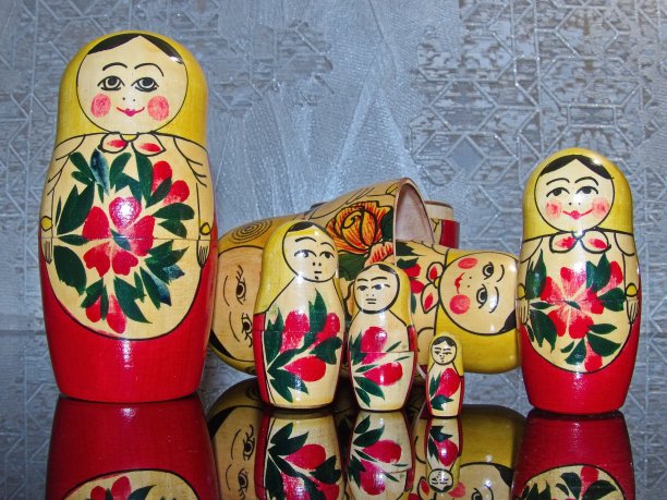 俄罗斯木制折叠娃娃，里面有小一些的娃娃。谢苗诺夫斯卡娅·俄罗斯套娃全身涂得很亮，头发乌黑，头上戴着手帕。图片下载