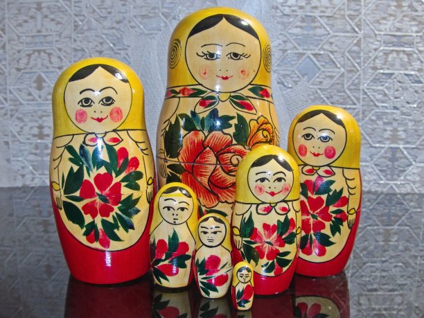 俄罗斯木制折叠娃娃，里面有小一些的娃娃。谢苗诺夫斯卡娅·俄罗斯套娃全身涂得很亮，头发乌黑，头上戴着手帕。图片下载