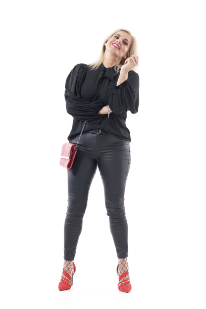 坦率轻松快乐的中年妇女微笑着，手牵着手看别处。图片下载