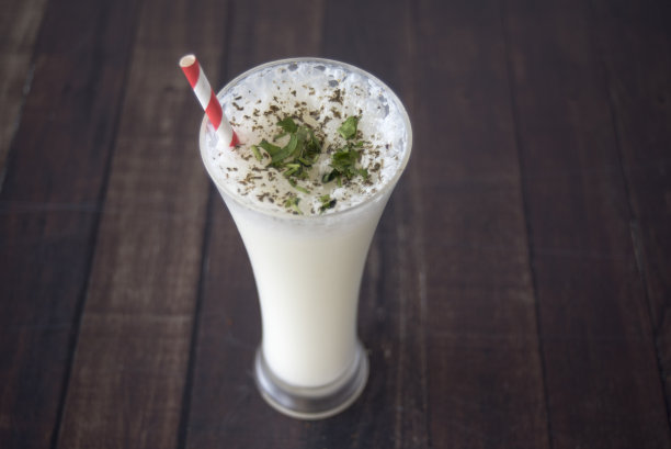 一杯印度酸奶饮品图片下载