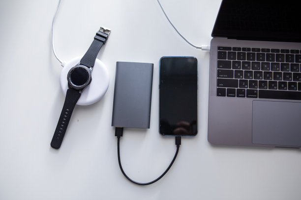 笔记本电脑与手机鼠标和智能手表充电无线充电器图片下载