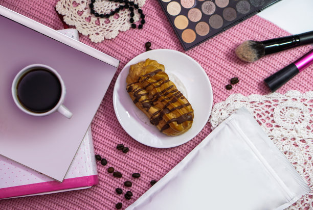 动作捕捉模板美容时尚的背景。咖啡、茶或其他天然原料的包装。设计素材照片图片下载