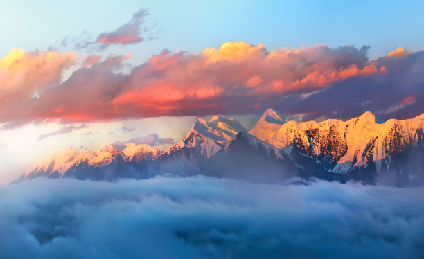 雄伟的中国雪山。令人惊叹的中国自然景观。多山的地形。图片下载