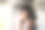 一个年轻的女孩在她家里的厨房里喝着杯子里的水，同时看着窗外图片下载