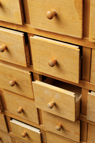 有抽屉的旧木壁橱图片下载