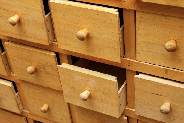 有抽屉的旧木壁橱图片下载