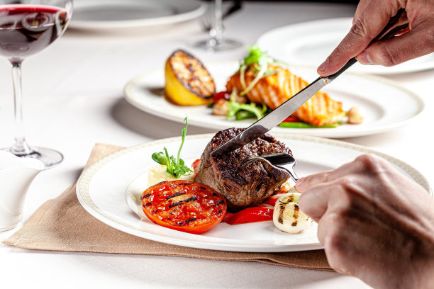 美式料理：牛排烤蔬菜与红酒图片下载