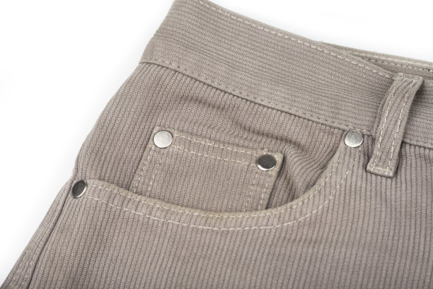 男性裤子在白色背景上的特写图片下载