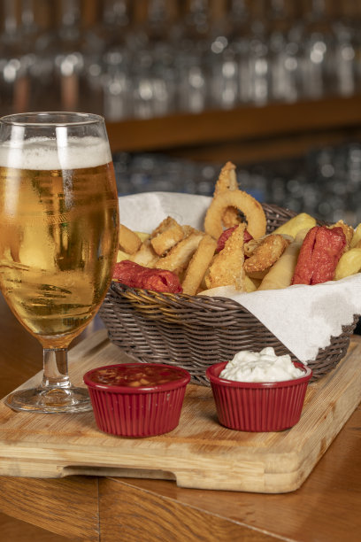 一杯冰啤酒与开胃与白色背景细节库存照片图片下载