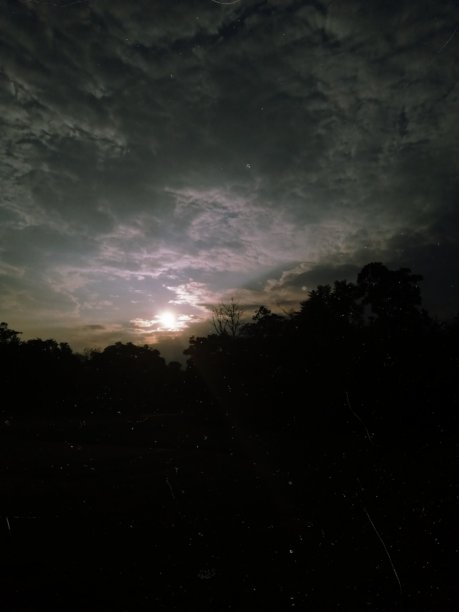 阳光穿过天空图片下载