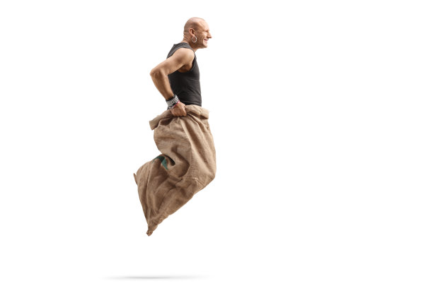 微笑的男人跳进了一个麻袋图片下载