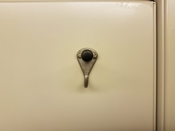 浴室隔间墙上的金属挂钩或衣架图片下载