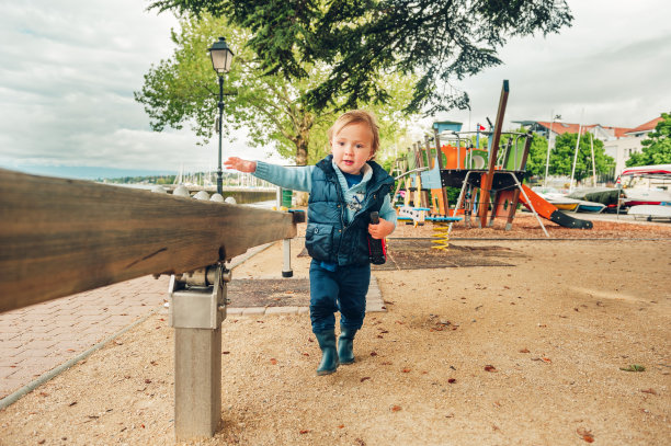 有趣的小男孩在操场上玩耍图片下载