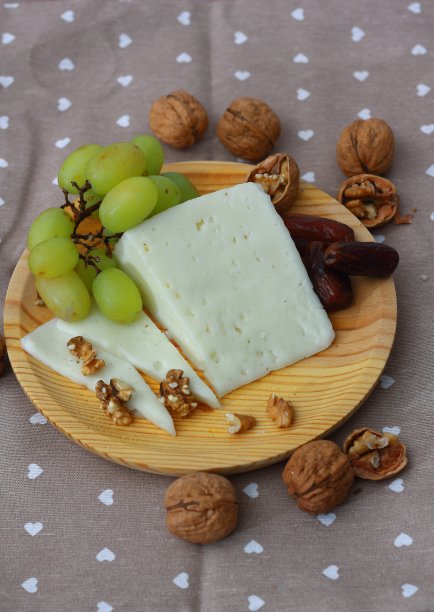 鲜嫩的羊乳酪，配以红枣、白葡萄和核桃图片下载