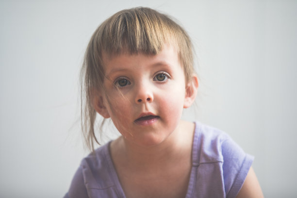 一个可爱的四岁女孩的偷拍特写肖像图片下载