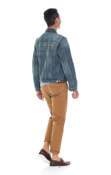 非裔美国青年男性穿着船鞋走在白色背景前图片下载