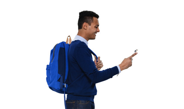 z一代年轻的男性站在白色的背景下，背着背包，拿着合同图片下载