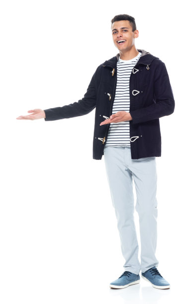 非裔美国青年男性在白色背景下穿着暖和的衣服图片下载