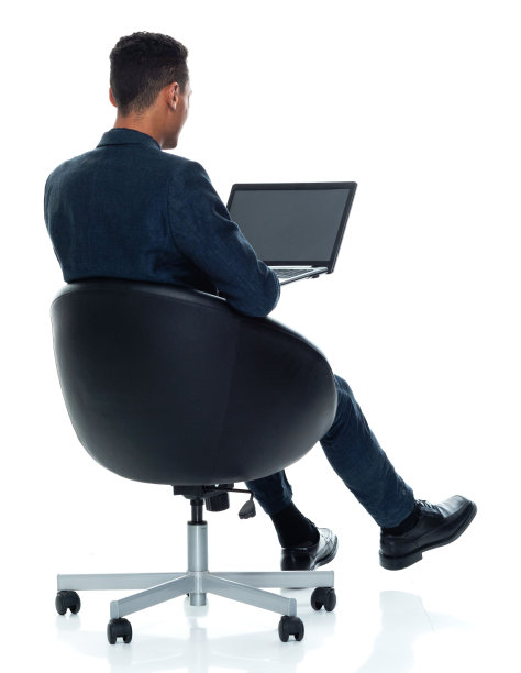 非洲裔男性商人穿着职业装在白色背景前休息，使用笔记本电脑图片下载