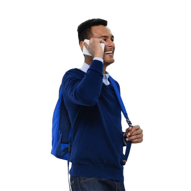 z一代年轻男性穿着暖和的衣服，在白色背景前使用智能手机图片下载