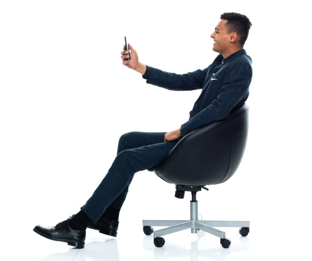 非洲裔男性商人穿着衬衫，在白色背景前休息并使用手机图片下载