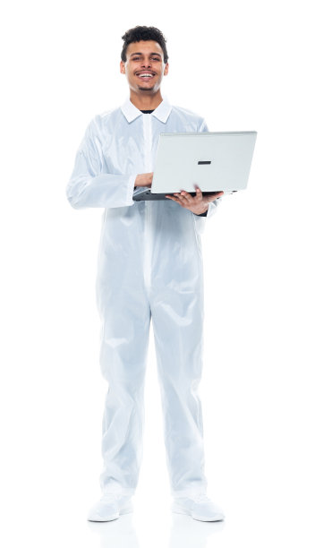 非裔美籍年轻男性画家穿着工作服站在白色背景前使用电脑图片下载